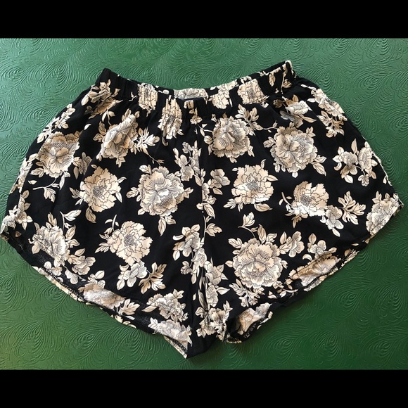 Brandy Melville Pants - Brandy Melville Flower Print Shorts One Size